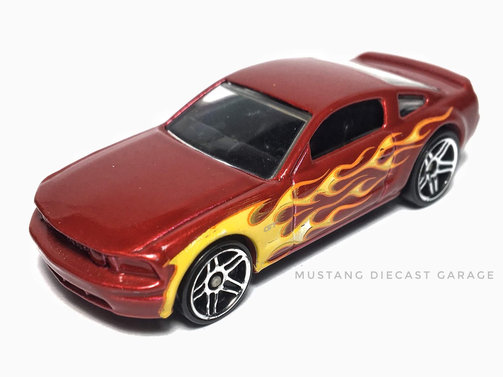 Hot Wheels 2005 Ford Mustang GT Series 2010 Heat Fleet 5 Pack (สีแดง) 1:64