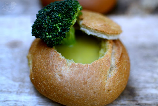 Crema de brócoli baja en calorías servida en pan