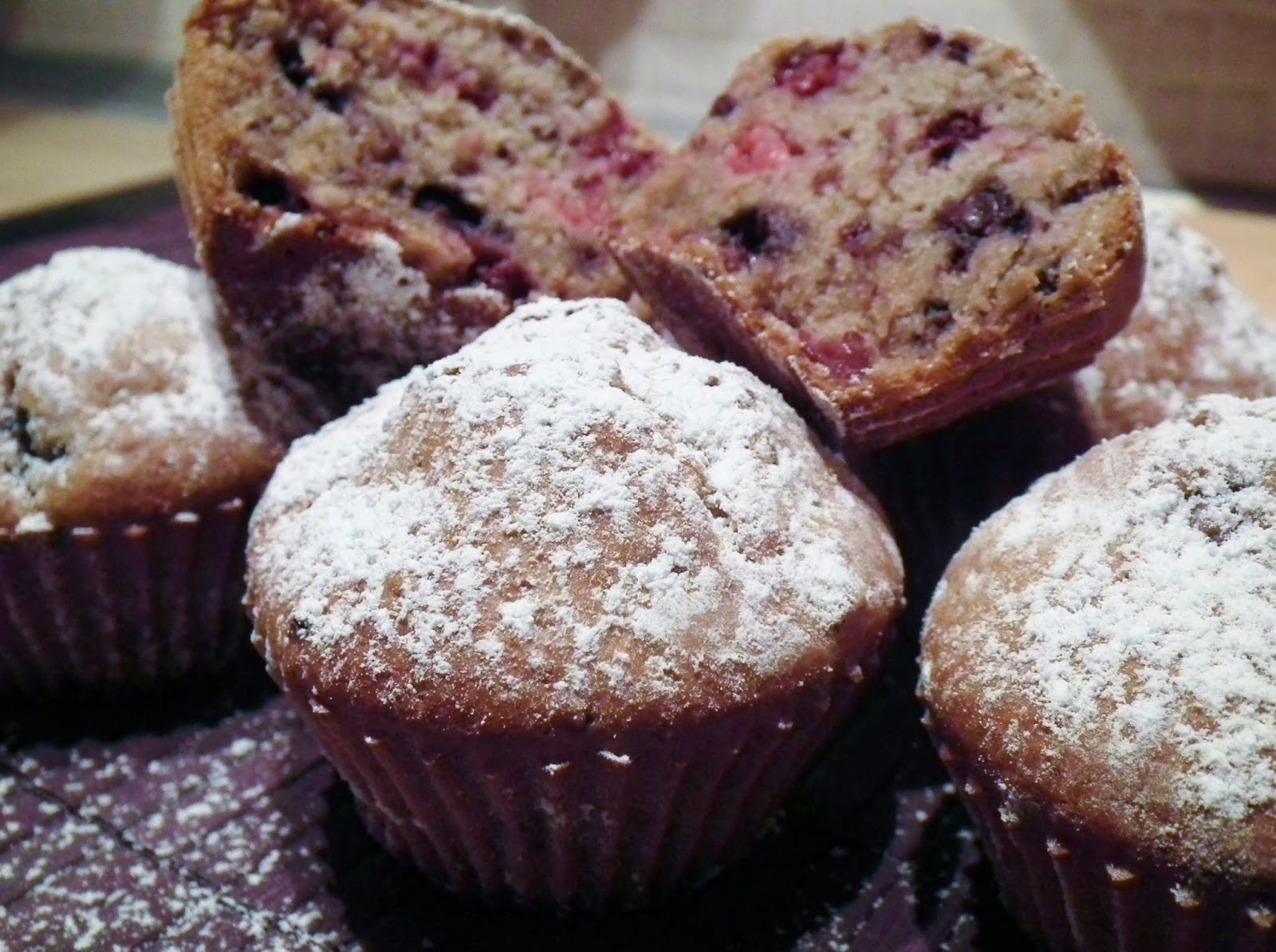 muffin ai frutti di bosco ( senza uova e senza burro, ma pieni di bonta' ! )