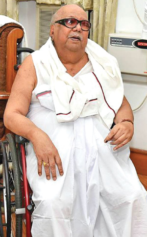 கருணாநிதிக்கு ‘ஸ்டீவன் ஜான்சன் சிண்ட்ரோம்’ என்ற நோயின் பாதிப்பு உள்ளது. கருணாநிதிக்கு ‘ஸ்டீவன் ஜான்சன் சிண்ட்ரோம்’ என்ற நோயின் பாதிப்பு உள்ளது.