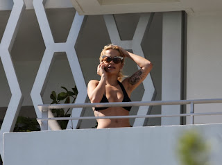English: Rita Ora Bikini Miami Hotel Balcony