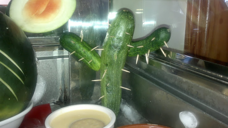 Cactus hecho con un calabacín y dos pepinos