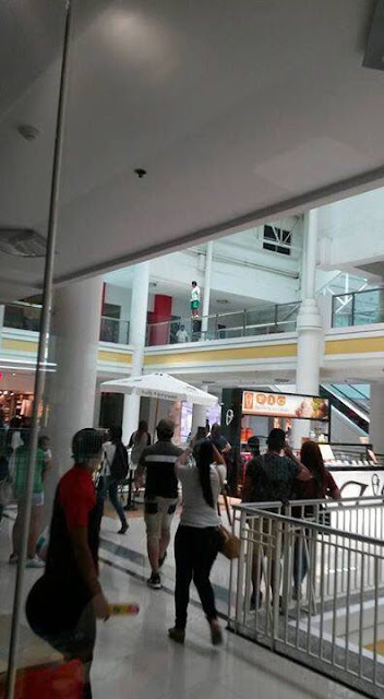 BREAKING NEWS: A man tries to commit suicide at the Ayala Mall in Cebu! BREAKING NEWS: A man tries to commit suicide at the Ayala Mall in Cebu!
