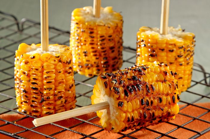 Cara Unik Menyantap Jagung Bakar agar Tak Belepotan Cara Unik Menyantap Jagung Bakar agar Tak Belepotan