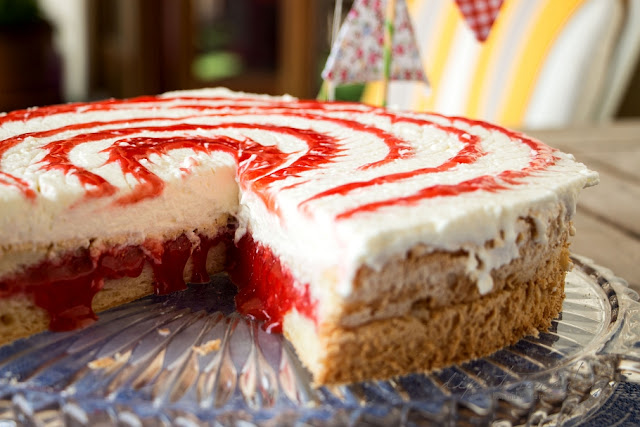 Angel Food Cake mit Erdbeeren Angel Food Cake mit Erdbeeren