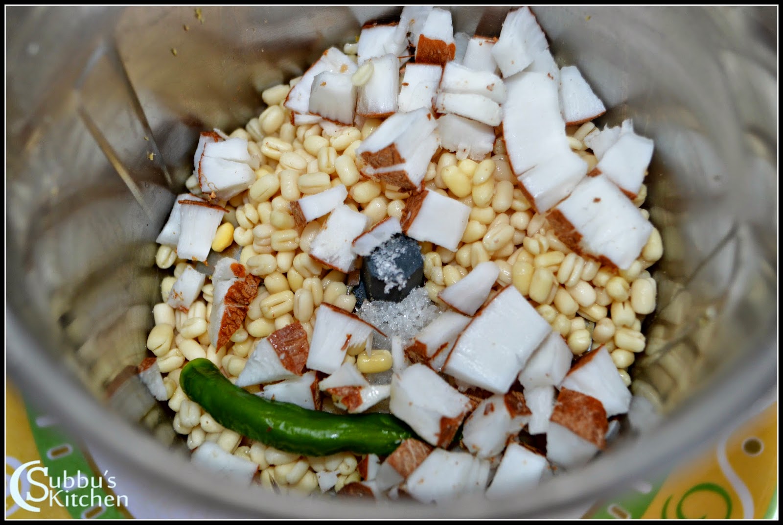 U etagini kotarib, mushukini korsatdi.