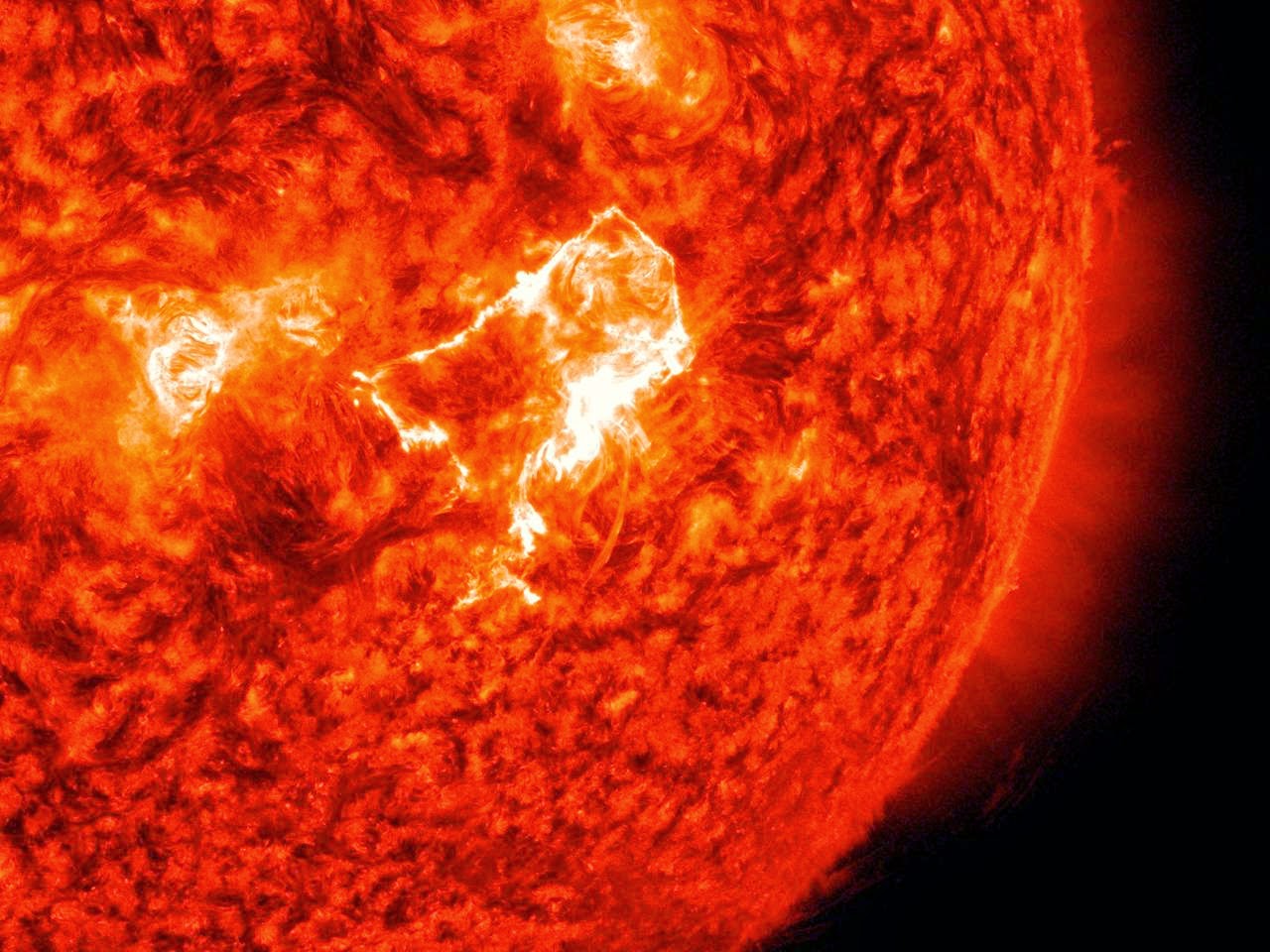 Сильные вспышки. Четкие снимки солнца. Вспышки на солнце. Солнце снимки НАСА. Поверхность солнца.