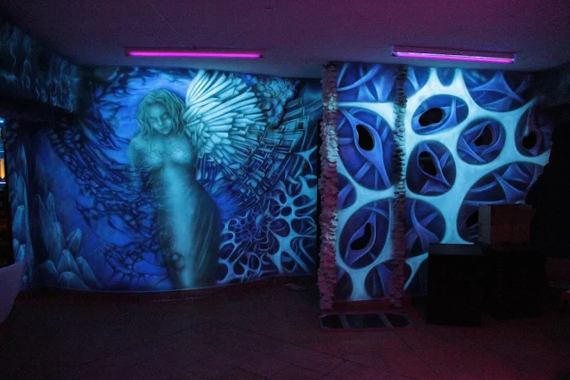Mural biomechaniczny przedstawiający anioła namalowany na ścianie w klubie muzycznym Arctica w Płocku, 