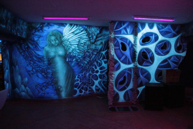 Biomechanika, anioł Mural biomechaniczny przedstawiający anioła namalowany na ścianie w klubie muzycznym Arctica w Płocku,