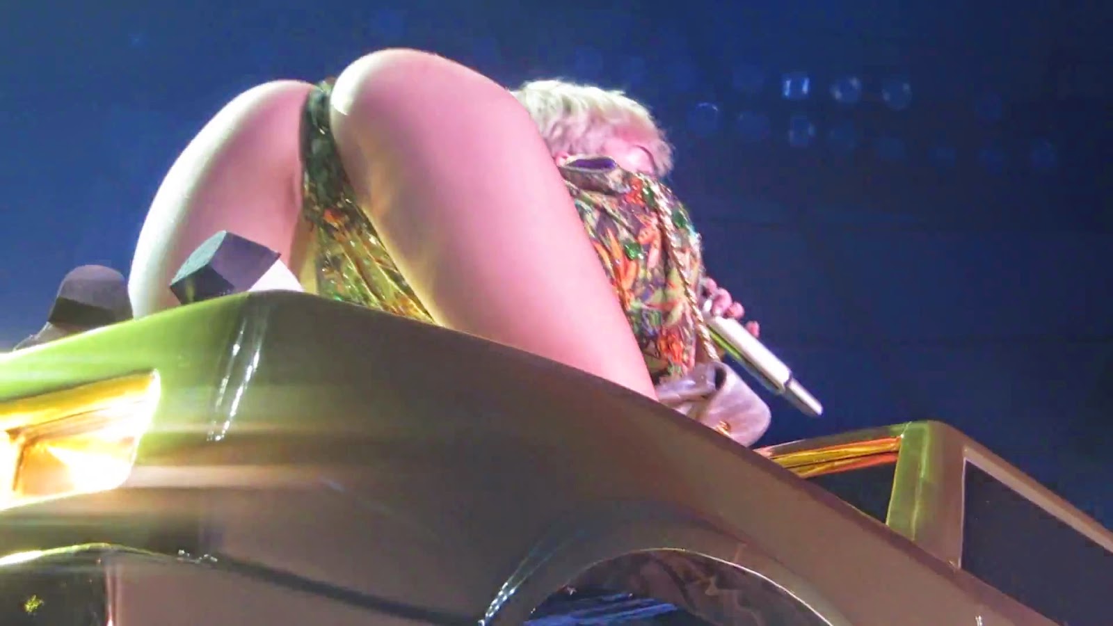 Miley Cyrus Backstage Sex Tape