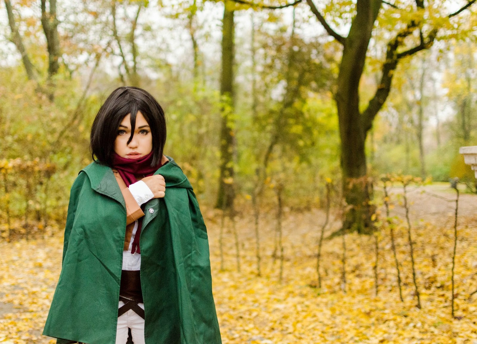 Mikasa cosplay. Микаса в плаще. Микаса Аккерман косплей Свит Фокс. Микаса в зеленом пальто.