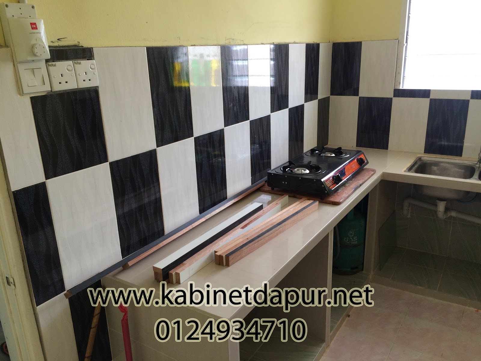 Projek Kabinet Dapur Di Flat Simpang Kuala Ini Projekterbaru Kami Di Flat Simpang Kuala Table Top Tuan Rumah Buat Tugas Pasang Pintu Dan Kabinet Gantung Material Formika Aluminium Handle