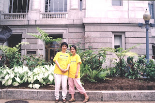 曾錚與女兒2004年7月在參加法輪大法修煉心得交流會期間攝於美國華盛頓國家自然歷史博物館。 （曾錚提供）