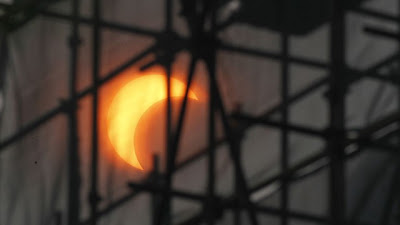 gambar gerhana matahari melalui rangka binaan di China