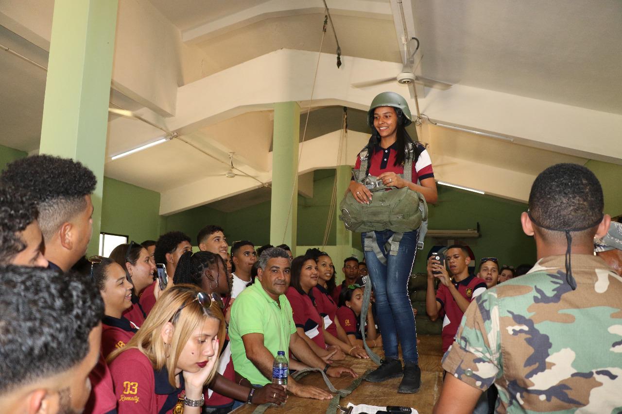 La Base Aérea San Isidro recibe estudiantes del Liceo Juan Pablo Duarte