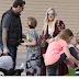 Tori Spelling y la familia entera toman un desayuno días después de su chequeo