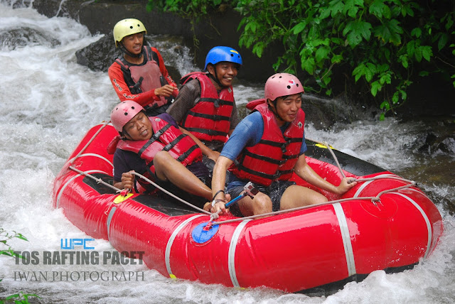 bermain perahu karet di sungai pacet mojokerto