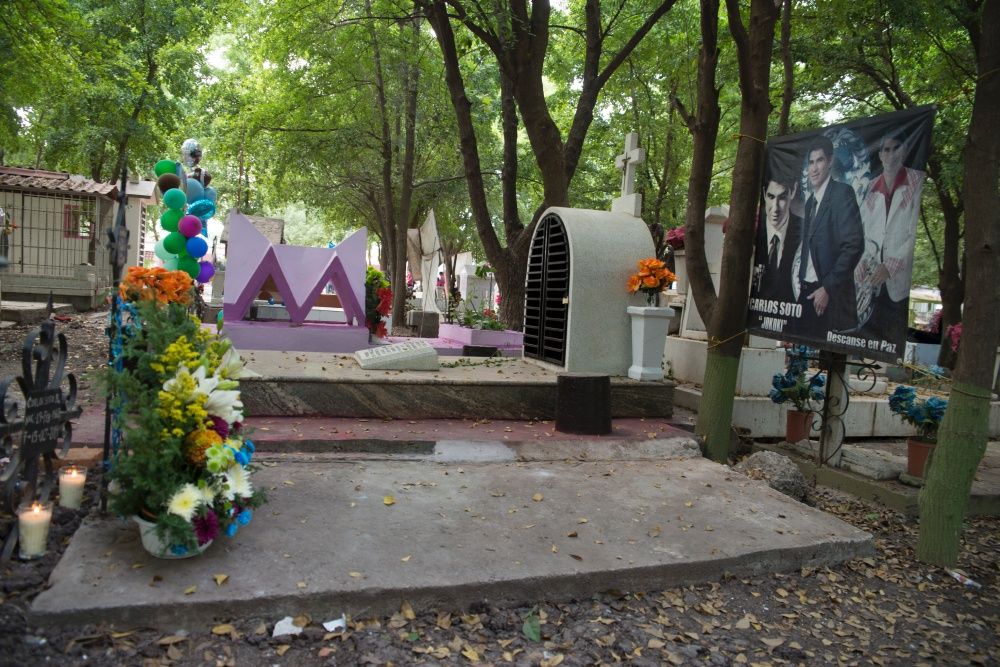 El blog Rojo Así lucen las tumbas de los gruperos famosos en Sinaloa