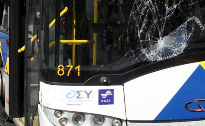 Ψάχνουν ελεύθερο σκοπευτή που πυροβολεί τα λεωφορεία από μπαλκόνι Ψάχνουν ελεύθερο σκοπευτή που πυροβολεί τα λεωφορεία από μπαλκόνι