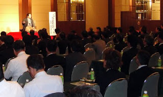 講演会講師・三遊亭楽春のコミュニケーション講演会の風景。 講演会講師・三遊亭楽春のコミュニケーション講演会の風景。