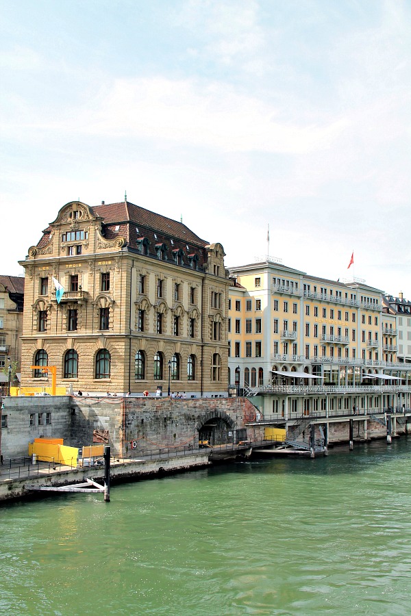 Pas grandchose Floating down the Rhine in Basel