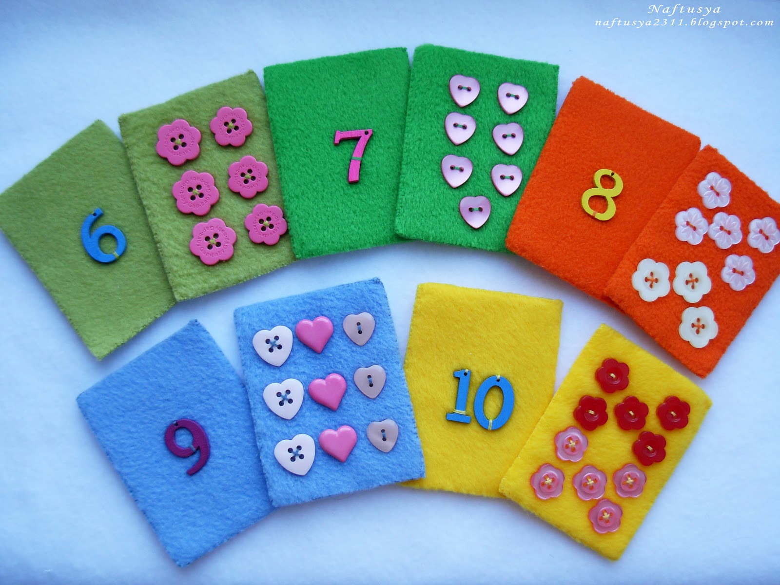 Игрушки для мелкой моторики рук. Пособия для детей с пуговицами. Развивающие пособия из фетра. Игры с пуговицами для детей. Пуговицы для мелкой моторики.