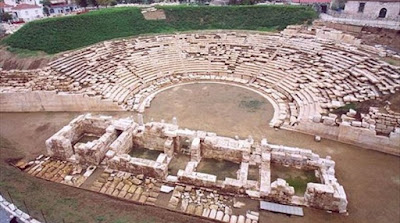 Τουρίστρια «βούτηξε» αρχαία πέτρα από το θέατρο Λάρισας!  