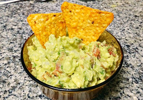 Un aperitivo con aguacate y doritos
