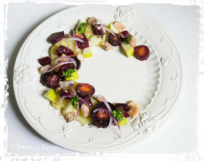 Salade de pommes de terre aux harengs fumés, betterave, carottes et pomme Granny © Popote et Nature