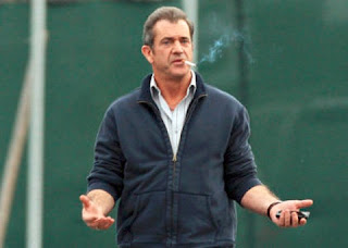 Veja os famosos que fumam ou já fumaram Mel Gibson confessou a uma revista norte-americana que abandonar o cigarro foi uma das coisas mais difíceis que já tentou fazer na vida.