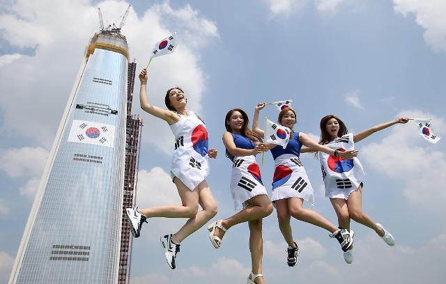 Gran bandera de Corea del Sur en la torre de Lotte en Seúl