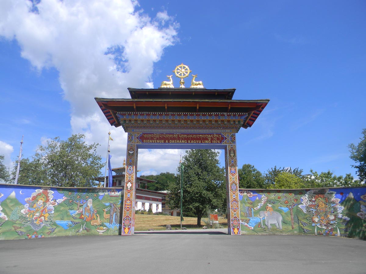 Porte du temple des mille Bouddhas, Dashang Kagyu Ling Porte du temple des mille Bouddhas, Dashang Kagyu Ling