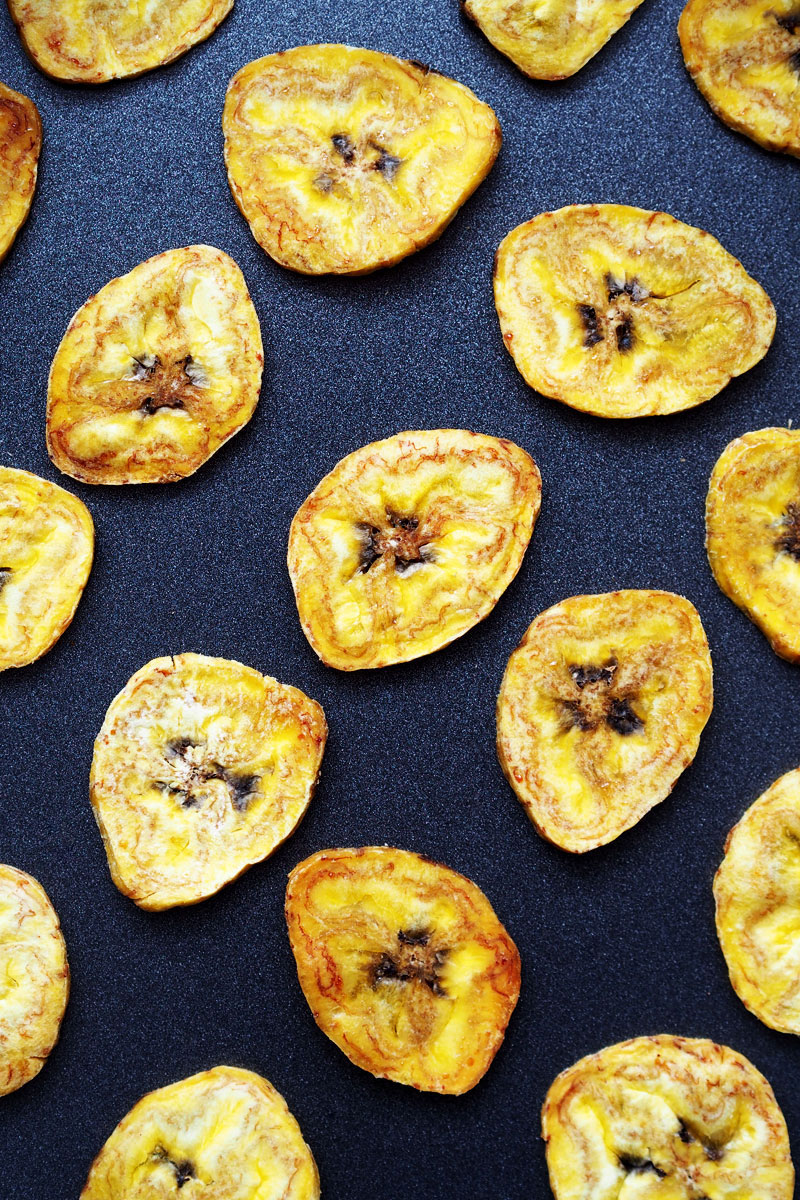 Pieczone chipsy z plantanów.