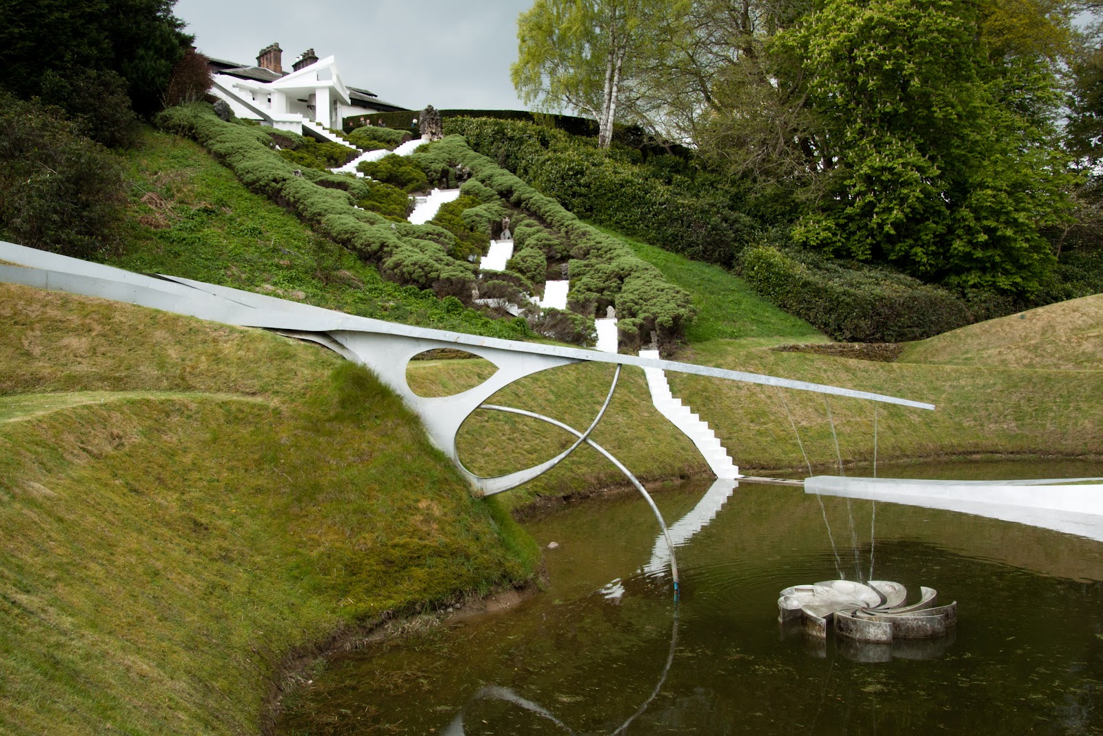 Сад космических размышлений шотландия дженкс 1989. Сад космических размышлений. Дамфрис шотландия космический сад. Чарльз дженкс сад космических. Чарльз дженкс (шотландия).