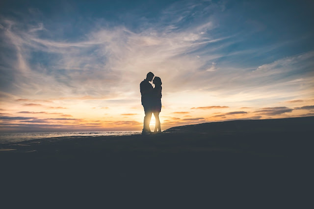 https://pixabay.com/pt/pessoas-casal-beijo-amor-escuro-2562102/