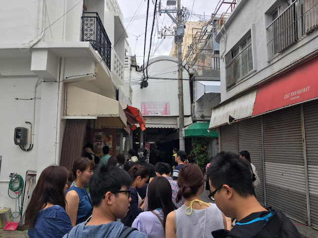 The people in front of Po-Ku Tamago Onigiri Honten (ポークたまごおにぎり本店)