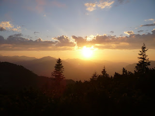 Die Sonne senkt sich übers Ammergebirge
