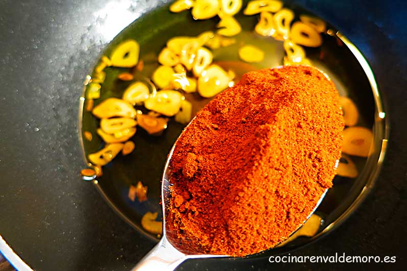 Echando el pimentón al aceite