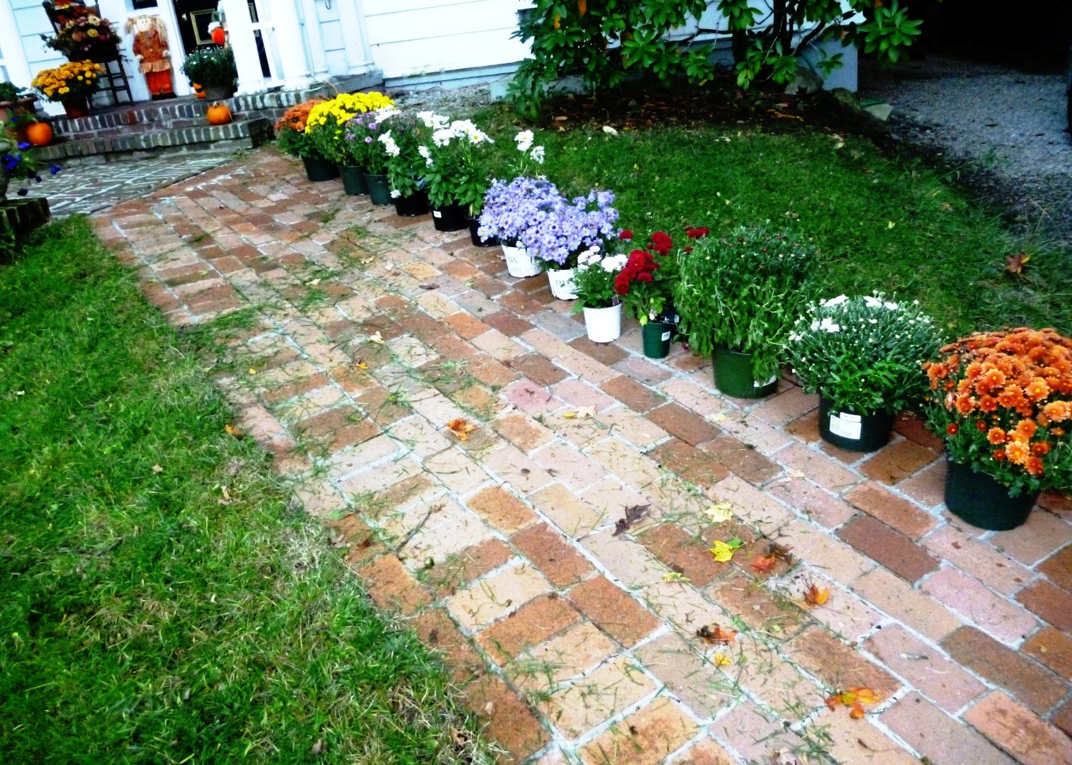 Writing Straight from the Heart Round Flower Bed Gets Decked for Fall