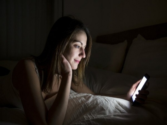 Những ảnh hưởng nguy hiểm của ánh sáng điện thoại đối với sức khỏe