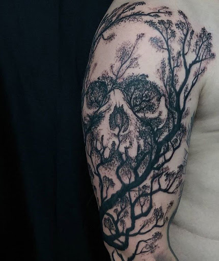 Crânio temáticos manga desenho de tatuagem. Tinta em preto, o crânio é formado com a ajuda de galhos de árvores e folhas de árvores na silhueta.
