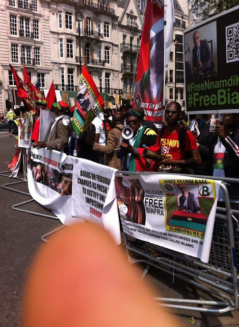 Biafra%2Bprotesters%2Bhit%2BBuckingham%2BPalace%2Bin%2BLondon%252C%2Bget%2Barrested%2B76