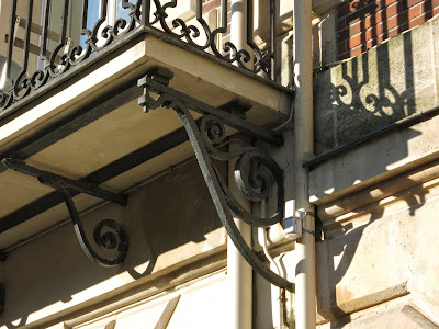 Console métallique du balcon du 16 place Dauphine sur l'Ile de la Cité à Paris