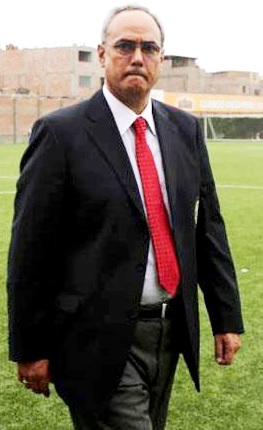 Manuel Burga Foto de Manuel Burga caminando en una cancha de fútbol
