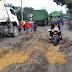 Jalan Lintas Bangkinang Petapahan Km 31-32 Rusak Parah Kendaraan Berat Lewat Jalan Alternatif