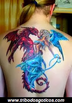 um demonio vermelho com uma anjinha azul tatto,anjo,demonio,costa,gotico