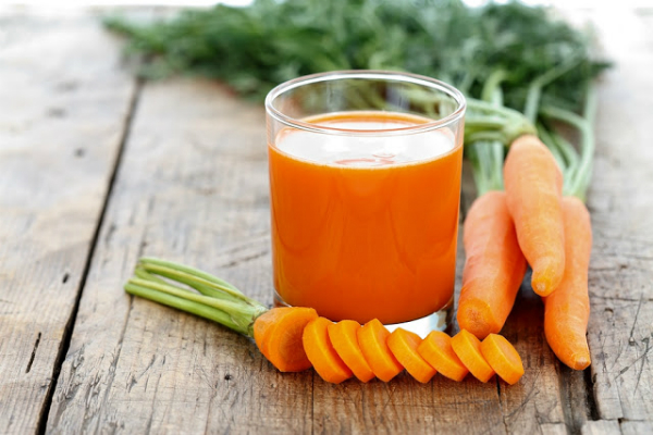 Un vaso de jugo de zanahoria antes de su desayuno puede tratar las enfermedades Siguiendo Un vaso de jugo de zanahoria antes de su desayuno puede tratar las enfermedades Siguiendo