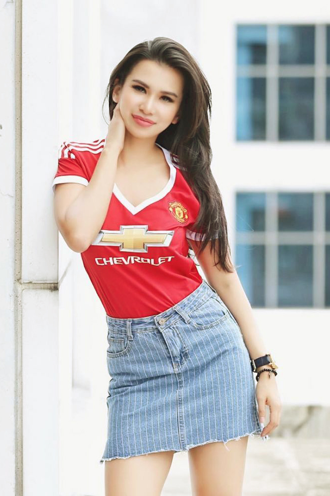 Maria Vania presenter manis fans dari Manchester United