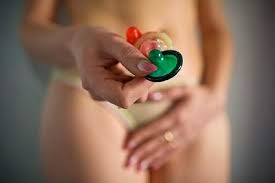 Salah satu cara untuk mengatasi ejakulasi dini yaitu dengan menggunakan kondom atau lubrikan