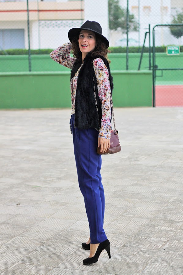 pantalón azul klein